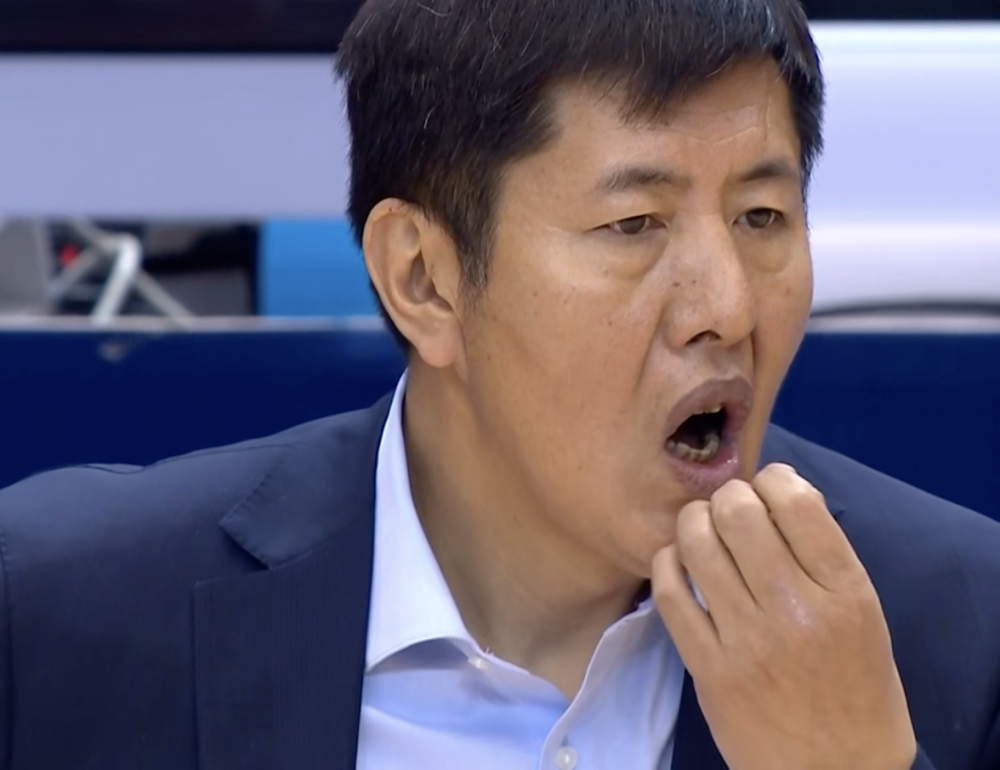 Chinese basketball strange coach was beaten face, three points 32, 4, 4 amateur fans shouted for get out of class
