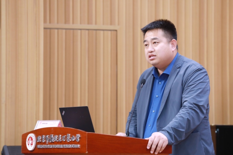 万泉小学教育集团校长朱郁△北京市海淀区教委副主任赵霞会上,海淀