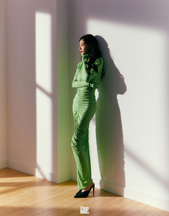 杨幂最新封面大片,穿修身裙踩恨天高,身材傲人好似美人鱼_腾讯新闻