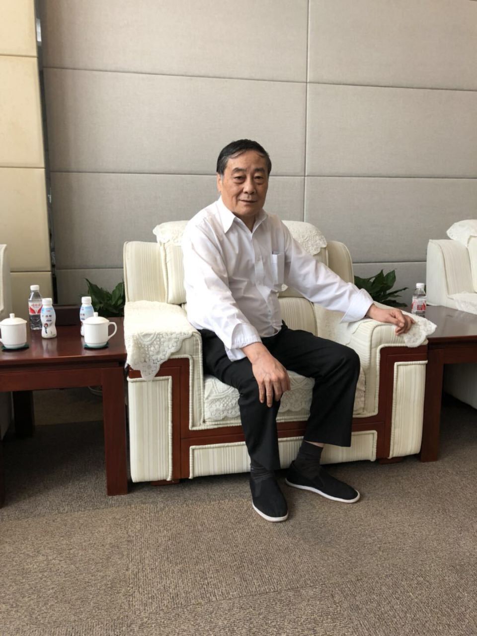刘谦春晚魔术穿帮宗庆后却成为大赢家