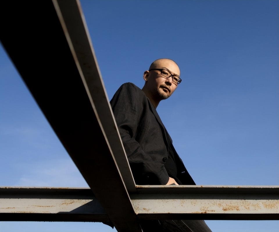 管虎身高1米九,本身长得就比较桀骜不驯,再加上他的发型和胡子,不演一