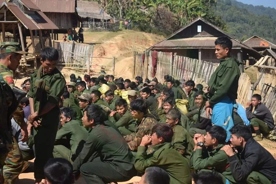 缅北腊戌军武紧张关系升级,已有村民外出躲避_腾讯新闻