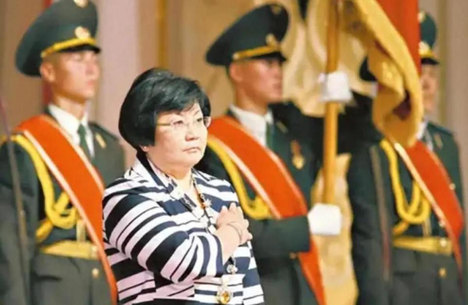 中亚唯一女总统：两次把腐败总统赶下台，为何最终押注中国？_腾讯新闻