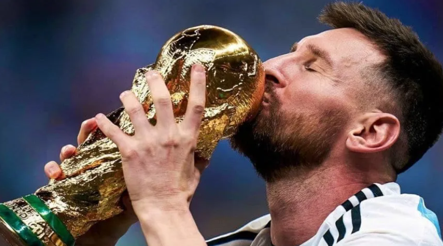 前5场打入16球的蓝白军团遭遇当头一棒,踢满90分钟的梅西看着阿尔维斯