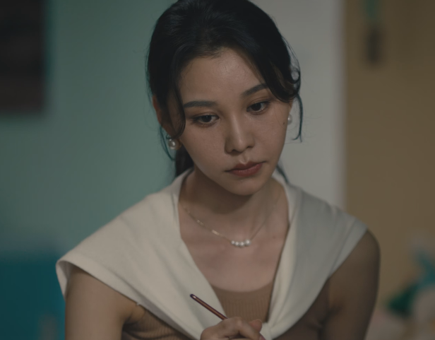 关欣欣这个人物目前来看与各种命案之间的关联性最大,期待阿丽亚在