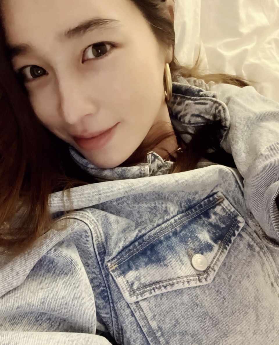 公开的照片中展示了李敏贞和朋友们一起自拍时的情景.