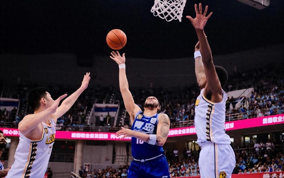 重磅官宣！青岛男篮四外援集结完毕，刘维伟新赛季目标明确