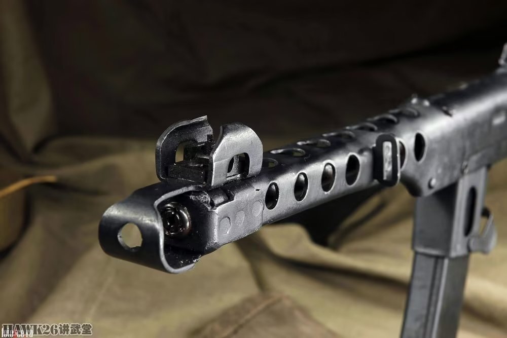 安装弹匣后,pps-43冲锋枪重3.6千克,而安装弹匣的ppsh-41冲锋枪重4.