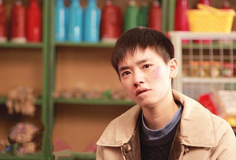 刘雅瑟街边抽烟被拍,多次将烟头扔地上,素质堪忧引热议