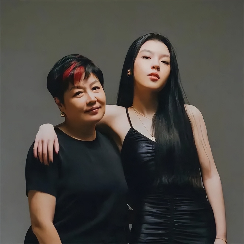 李咏遗孀哈文在日本庆祝55岁生日,背爱马仕包包,出入高档餐厅