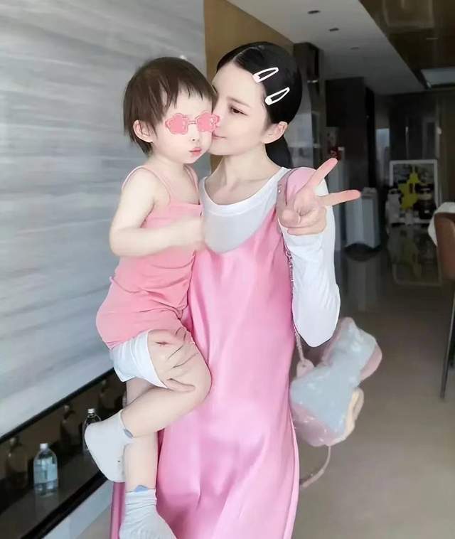杜淳老婆王灿晒35岁生日美照,网友爆料二婚嫁一婚,王灿怒怼回应