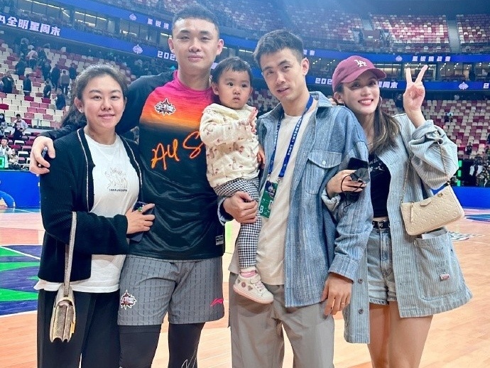 原帅晒兄弟赵继伟合照 没能赢下比赛遗憾 郭艾伦遭嘘声发文享受