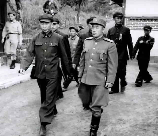 1955年授衔，大将、上将、中将、少将和大校的第一人都是谁？_腾讯新闻