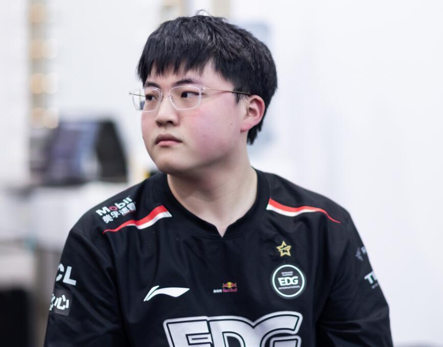 jk大胆点评uzi直言他算顶级选手的范畴不过算是下游选手