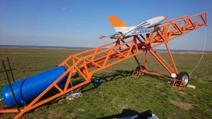 乌克兰展示固定翼自杀无人机采用无尾三角翼布局战斗部有点小