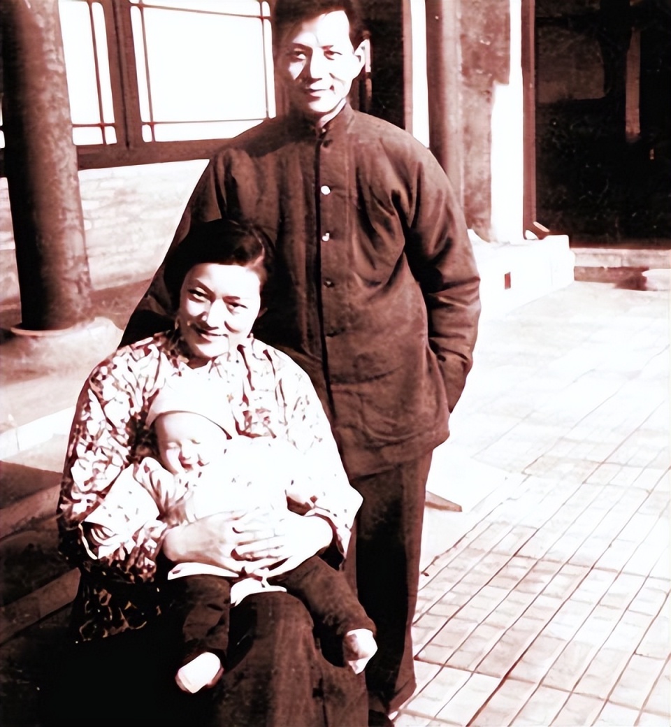 1961年,章含之一家三口在北京,丈夫洪君彦很帅气,一张罕见合影
