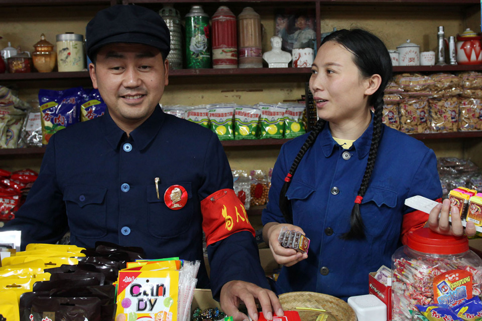 90后小夫妻西安钟楼旁开供销社,让顾客秒入80年代,激活怀旧消费