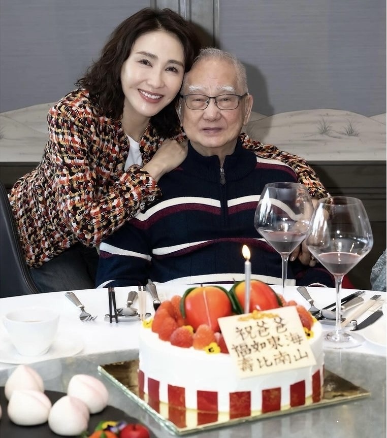 黎姿和老公马廷强为爸爸庆生,全家福温馨满满,父女同框好有爱