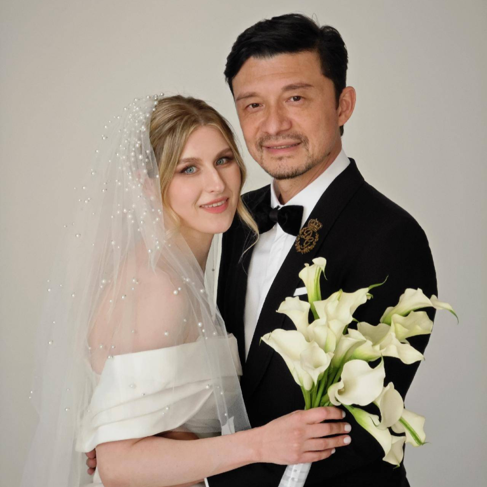 50岁谢晖为美国豪车拍广告!34岁外籍娇妻肤白貌美 携混血儿女出镜