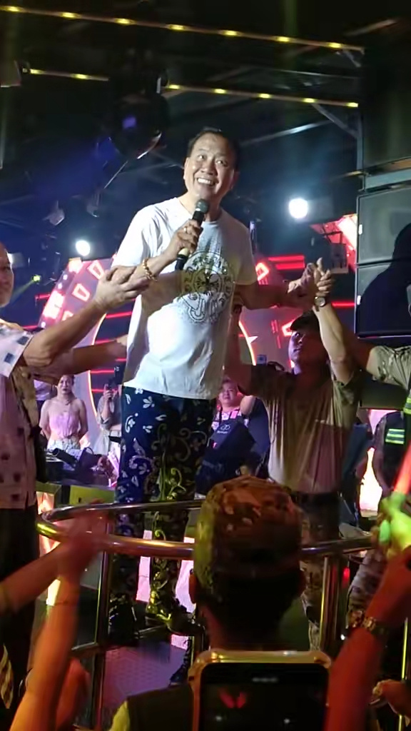 66岁万梓良内地酒吧登台要两人搀扶,健康令人担忧:大哥落魄了