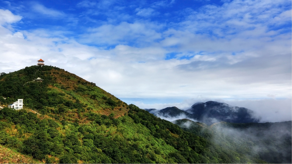 中山五桂山自然保护区是广东省重点旅游开发区,秋冬季常有天蓝水绿,层