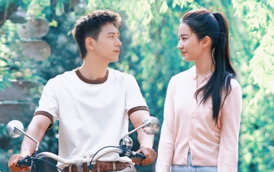 刘亦菲路透曝光,与林更新医院拍戏,抱娃看着好温柔_腾讯新闻