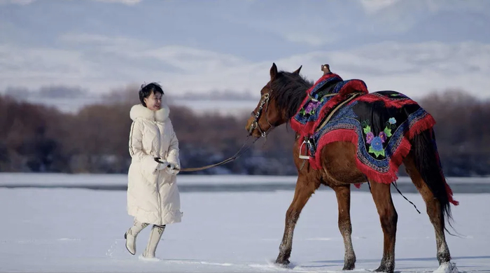 一襲紅袍 策馬雪原的女幹部賀嬌龍走了 - 