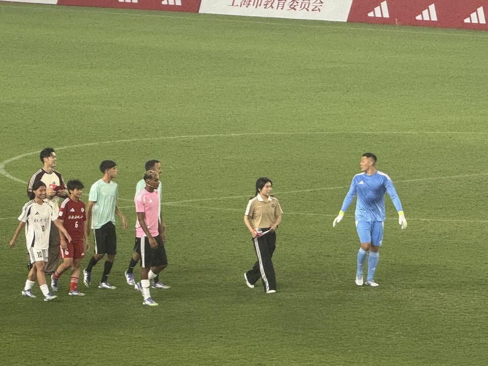 36岁王大雷登热搜！飞身扑出17岁亚马尔劲射引惊呼，开心挥手摆pose
