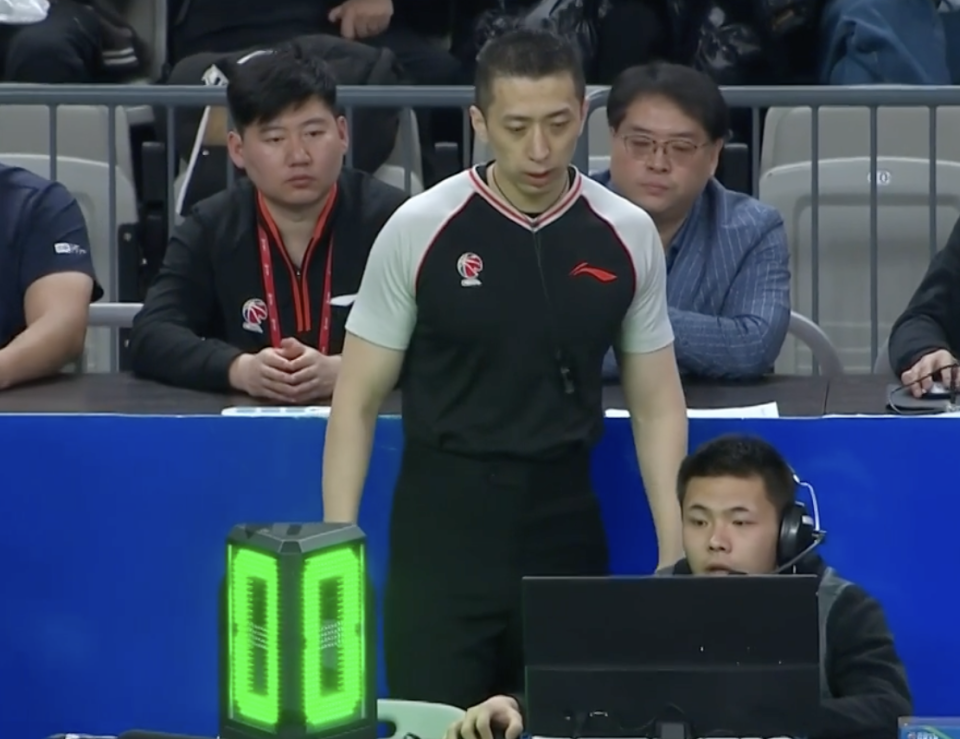 cba大黑哨裁判漏吹外援明显打手犯规改判新疆球权闵鹿蕾大不满