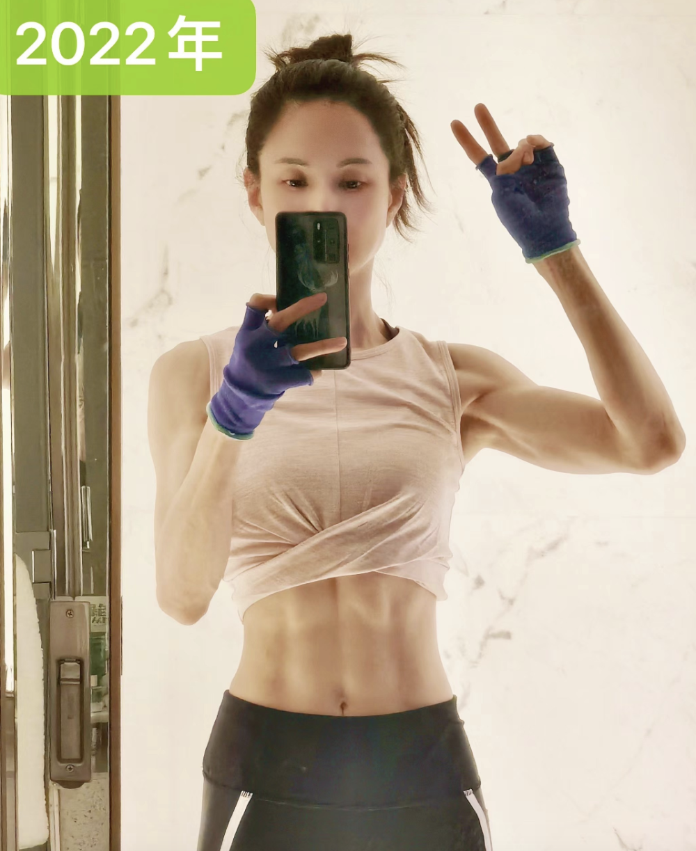 在这组照片中,每一年李若彤都会拍摄一张健身