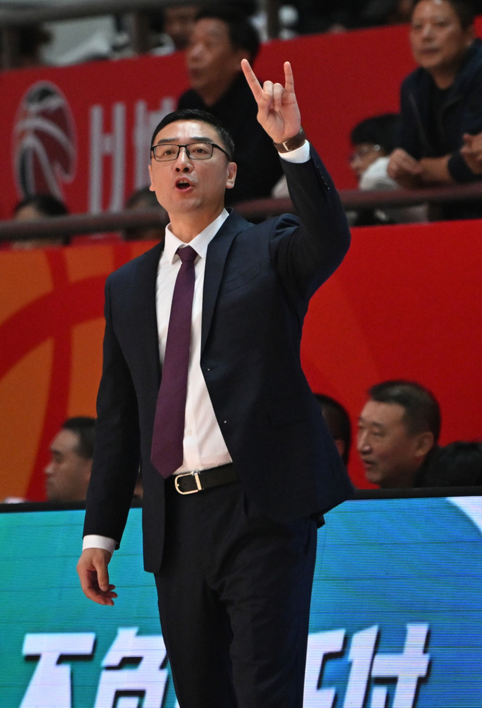 上海男篮主帅刘鹏离任，成CBA新赛季首位下课主教练_腾讯新闻