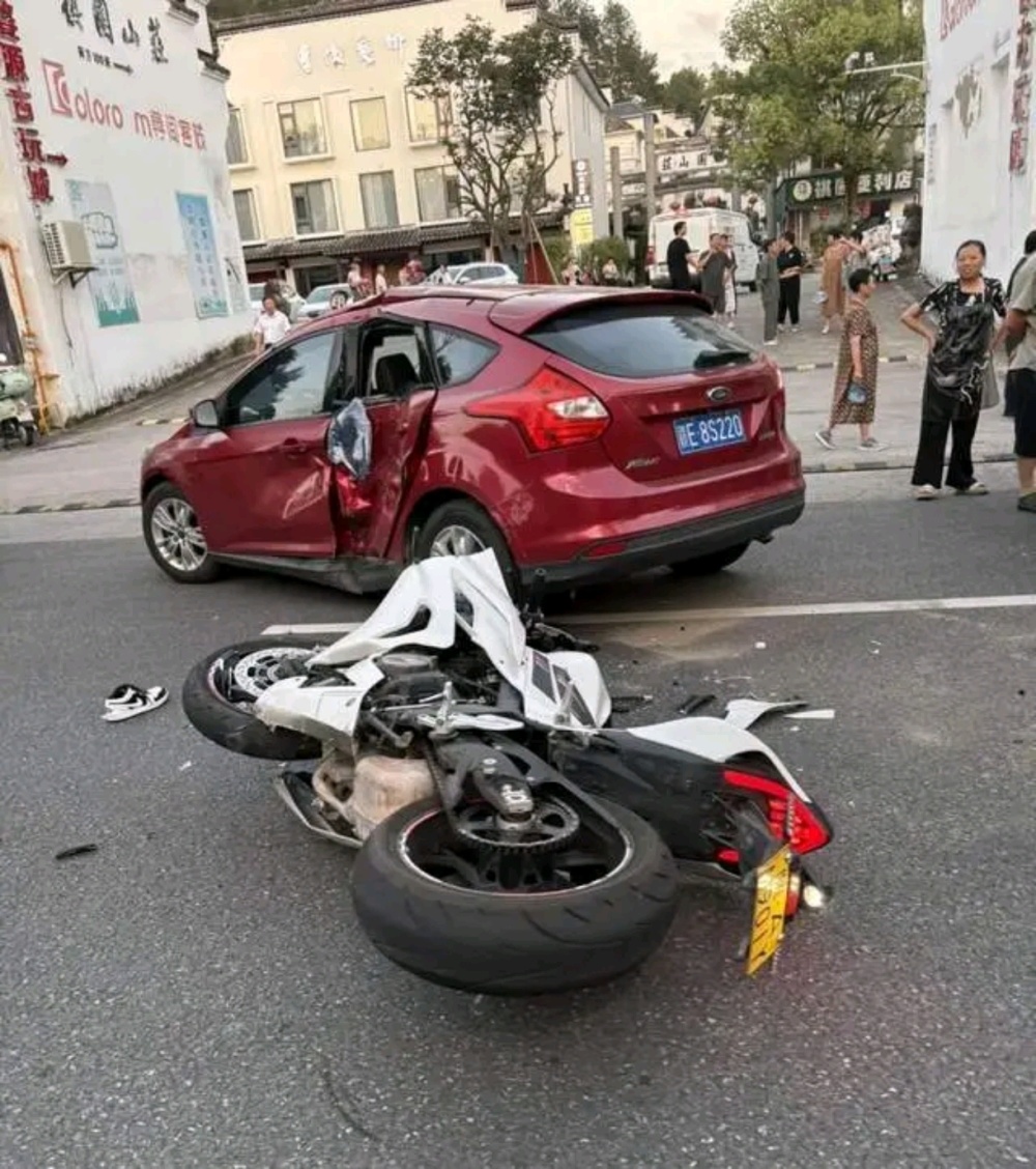 短跑运动员骑摩托撞车去世!年仅18岁,被曝超速 逆行,女友很漂亮