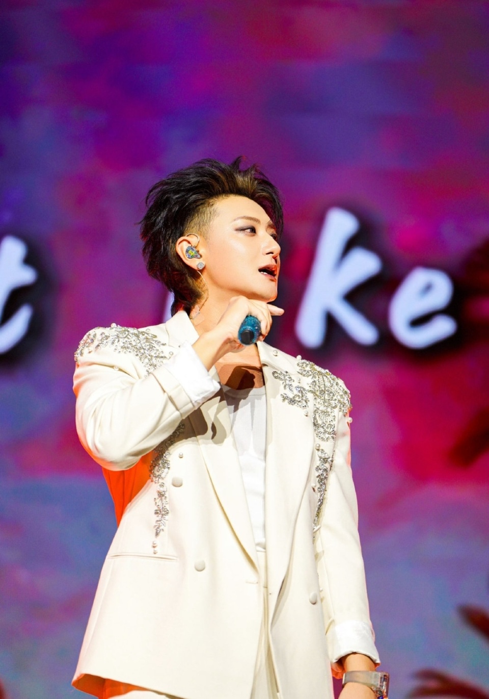 黄子韬飘了嘲讽网友十辈子赚钱买不起他一块表录节目情绪失控