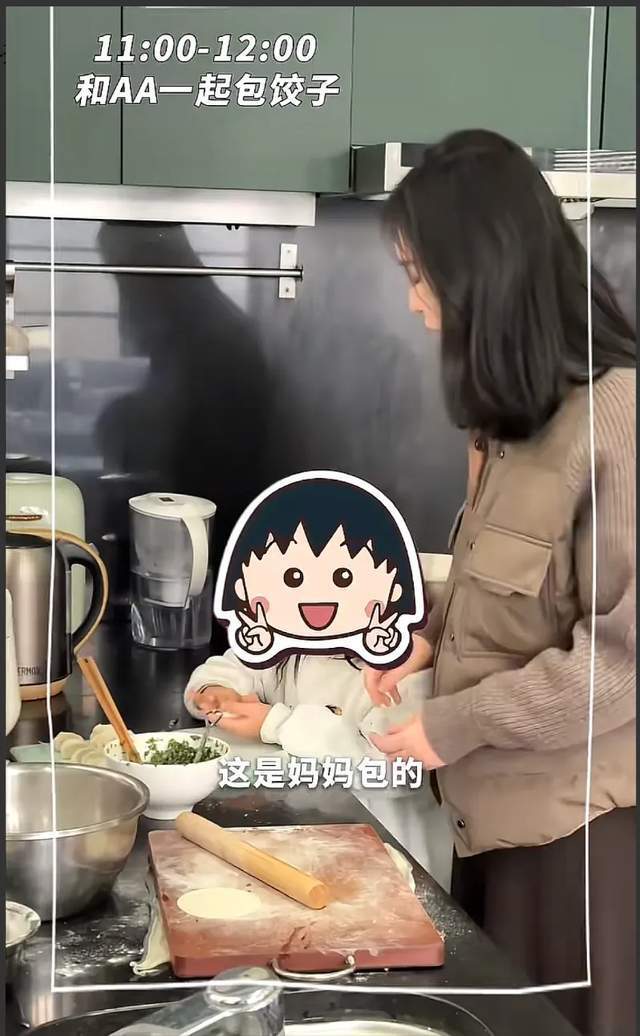 田朴珺母女现身丹麦街头，身材纤瘦，女儿脸圆圆的，打扮很淑女范_腾讯新闻