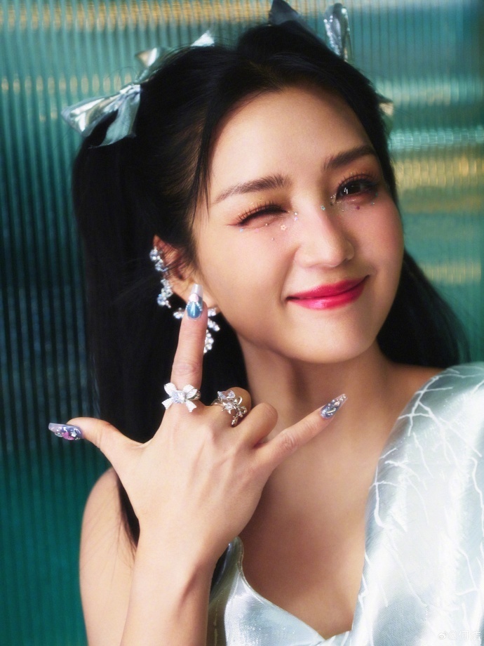 38岁何洁晒近照,双马尾配多巴胺穿搭,显瘦又可爱美到不敢认