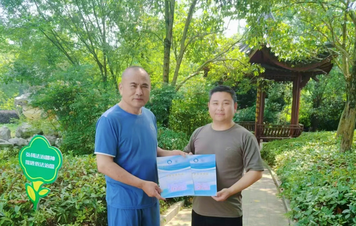 5月23日,舞阳街道退役军人服务站,综合服务中心工作人员带着健康体检