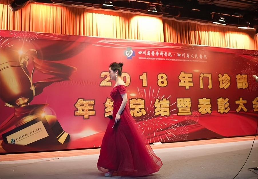 我裸辞医院工作,卖房卖车带俩娃定居香港,月开销7万,从零开始