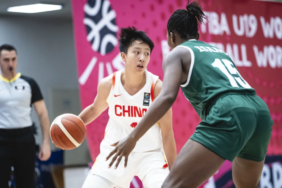 轰25+13！中国女篮又一18岁新星闪耀：篮板王明年联手2米26张子宇？
