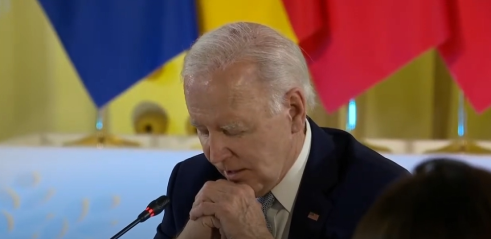 拜登g7峰会犯迷糊,跟空气打招呼,额头握手惊呆教皇