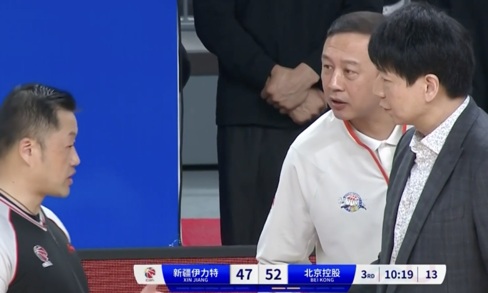 cba大黑哨裁判漏吹外援明显打手犯规改判新疆球权闵鹿蕾大不满