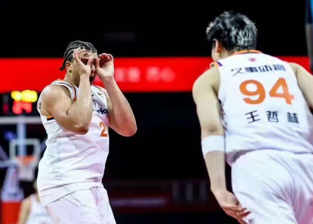 CBA常規賽：南京8分擊敗上海迎首勝 郭昊文22分5犯被罰下張鎮麟19分 - 