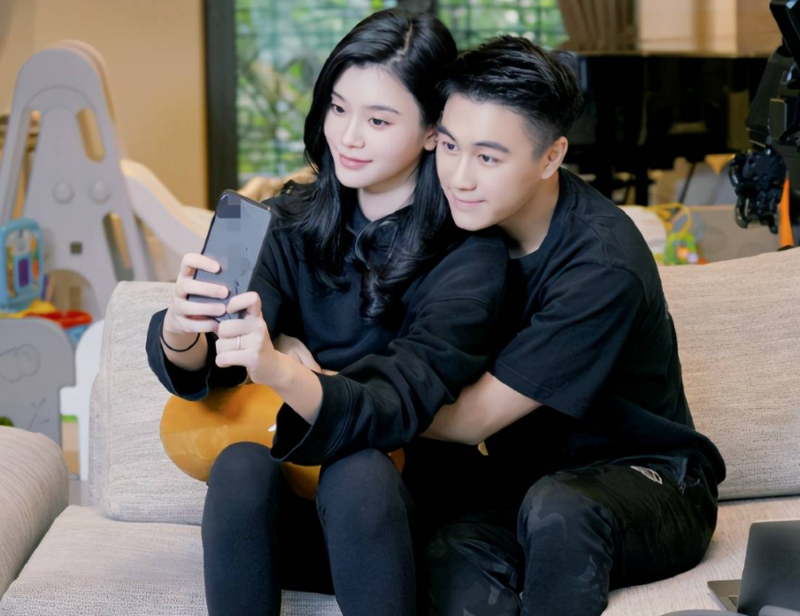 奚梦瑶与老公日本游玩素颜少女感强何猷君抱一堆零食开心比v