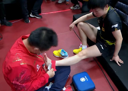 孙颖莎的主管教练邱贻可也走了过来.他盯着莎莎的脚,看得出很担心.
