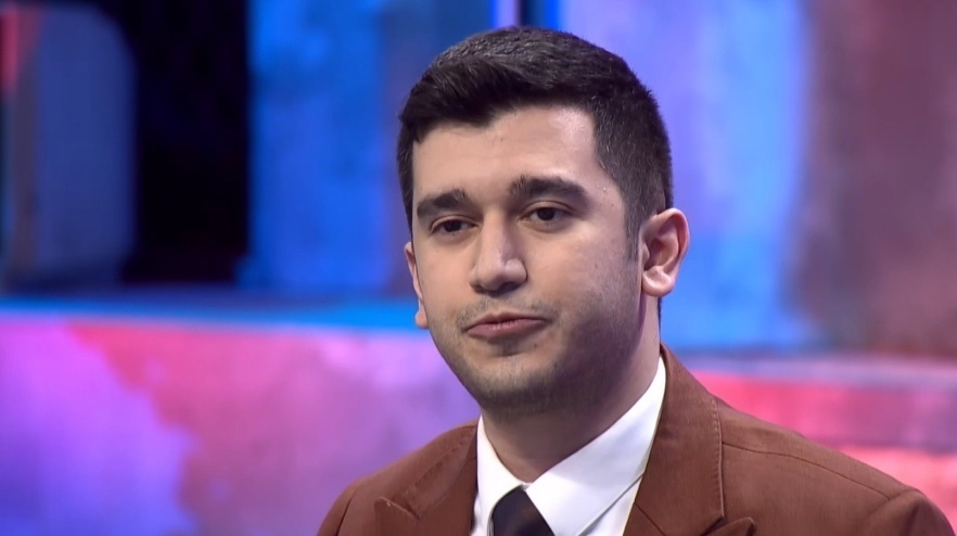 《非正式会谈》唐小强被困废墟,居住酒店坍塌,网友发文祈祷_腾讯新闻