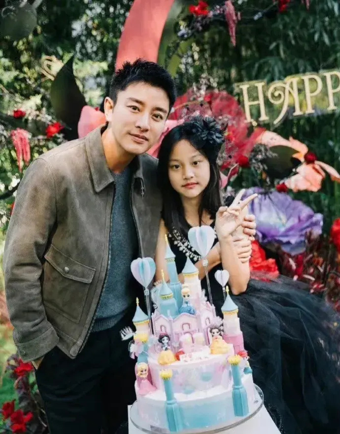 甜馨送给贾乃亮庆生奖杯!