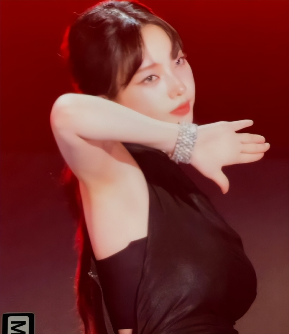 韩国女明星太敬业,上衣开了,鞋底掉了,肩带滑落,还在坚持表演