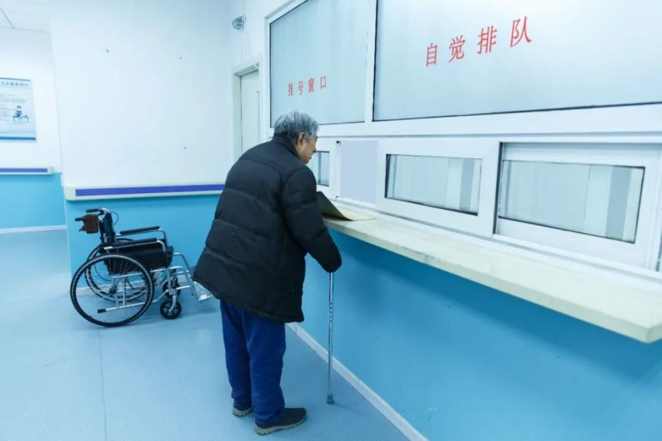 如何一个人去医院看病：刷爆朋友圈视频背后，藏着2.64亿国人之痛_腾讯新闻