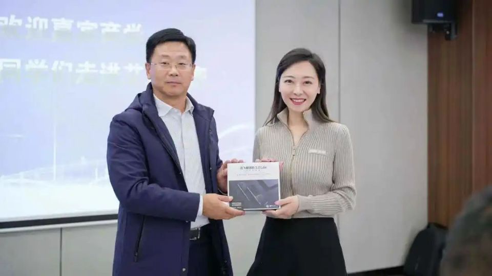 艾迪精密董事长宋飞与嘉宾商学创办人吴婷艾崎精密机械