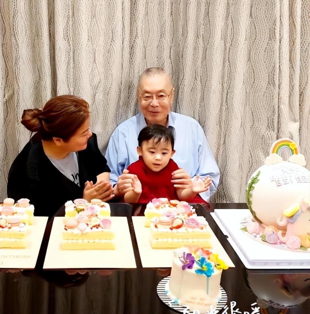 83岁的钢琴大师刘诗昆对2岁女儿宠爱有加