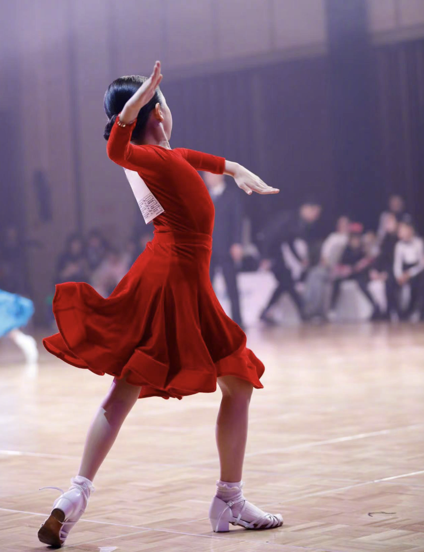 孙俪晒8岁女儿跳拉丁分享育儿心得小花妹妹穿红裙在台上自信热舞